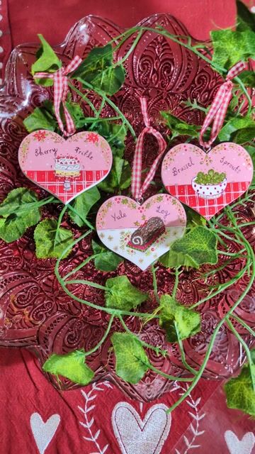 Hand-painted Mini Christmas Food and drink wooden hearts 7.6cm x 6.5cm  - Video